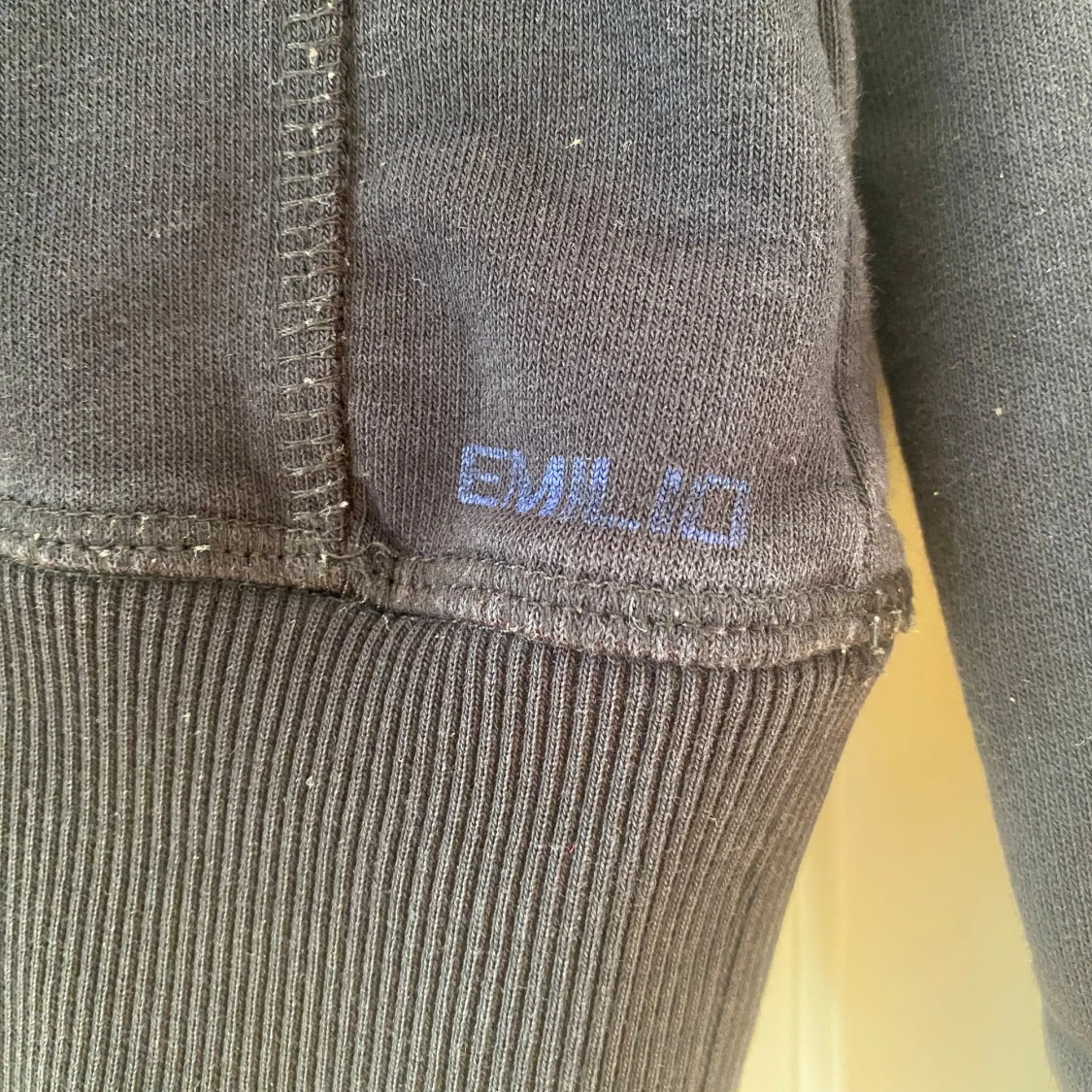 Svart sweatshirt med Kalle Anka Disney signature från Emilio i strl S - 90