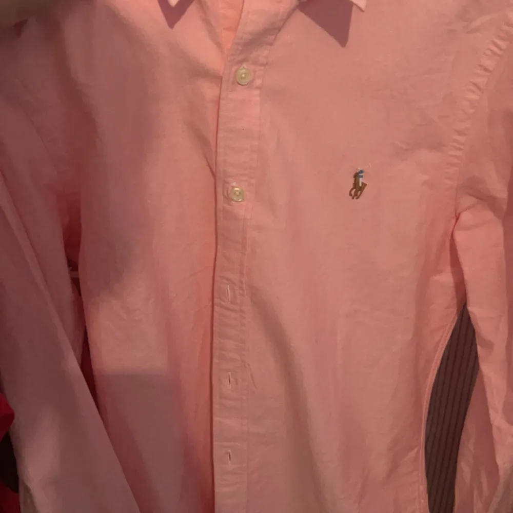 Säljer denna tvär feta slim fit rosa ralph lauren skjortan använd 2 gånger skick 10/10, storlek S, nypris 1700, kvitto finns med, pris kan diskuteras vid snabb affär, skriv gärna vid minsta fundering. Skjortor.