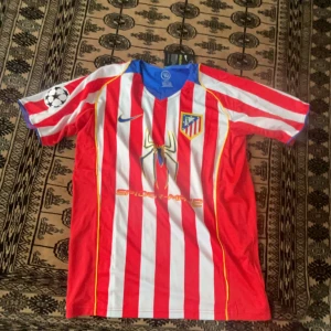 Fotbolls tröja - Säljer en skön atletico Madrid tröja med ucl badge  Storlek L Skick 10-10 Priset är inte fast går att diskutera 