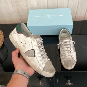 Philippe model - Säljer dessa sjukt feta philippe model skor i size 42. Skick 8/10 inga defekter. Kan gå ner i pris vid snabb affär. Hör av dig vid minsta fundering!🤝