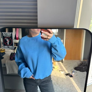 Sweatshirt GINATRICOT - Blå sweatshirt från GinaTricot i storlek S. Använd fåtal gånger, nyskick. Hör av er för frågor!!!