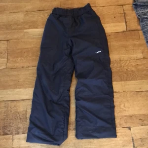 Decathlon wedze överdragsbyxor - Varm, skön, bra att ha om dit barn ska ut och leka på vintern