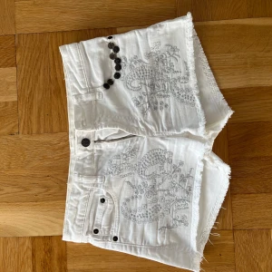Odd Molly shorts - Vita jeansshorts från Odd Molly☁️🎀 Low waist med blommor! <3 Odd Mollys storlek 1= Small (36) Knappt använda!