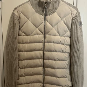Moncler Cardigan  - Moncler Cardigan tricot  Storlek 3/m,L Skick 9,5/10 Skicka gärna rimliga bud, Den är äkta 