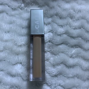 Caia concealer  - Säljer min nya caia front row concealer, färgen är 2c Endast andvänd 2 gånger. 
