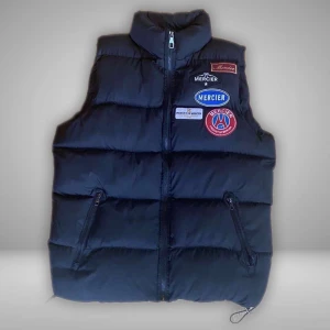 Mercier Väst  - Mercier Väst i bra skick. Tyvärr så är en av fickornas dragkedja sönder men det är inget som syns vid användning. Därav de billiga priset 