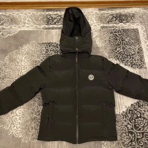 Trapstar  - Säljer min knappt använd trapstar Jacka, pris kan diskuteras via snabb affär