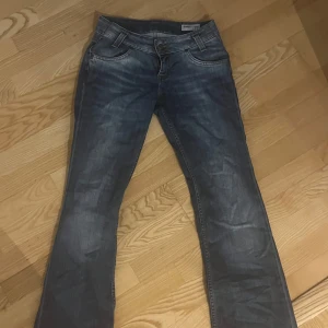Lee jeans🩷 - Lee jeans som är lågmidjade 🩷 skriv gällande frågor eller om ni undra över ngt❤️
