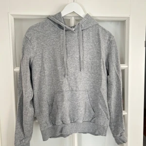 Grå Hoodie  - Grå hoodie från H&M, storlek S, hyfsat bra skick, hör av er vid frågor eller intresse!🩷 40kr