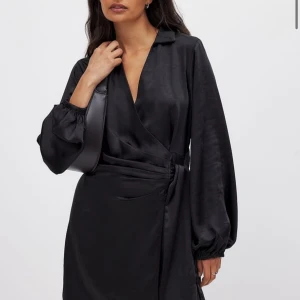 Style wrap satin shirt dress - Super söt satin klänning som är perfekt till sommaren och vintern. Helt ny klänning med pris lappen kvar. Således för 549 kr och jag säljer den för  300 kr