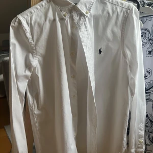 Ralph lauren skjorta - Säljer denna riktigt snygga Ralph lauren skjortan. Väldigt bra skick. Är för liten för mig. Priset är inte fast kan diskuteras. Intresserad så är det att skriva till mig. Ni kan även få fler bilder samt mer information🤝📲