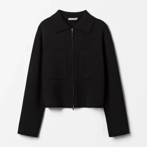 Kofta med dragkedja  - Säljer min så snygg kofta från Åhléns. Den är i bra skick inga defekter. Väldigt perfekt inför hösten😍