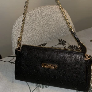 Väska - Säljer denna då den aldrig används. Liten axelväska 