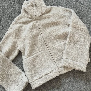 Teddyjacka - Teddyjacka/fleecejacka från h&m, helt ny och oanvänd med prislappen kvar då jag har 2st! 