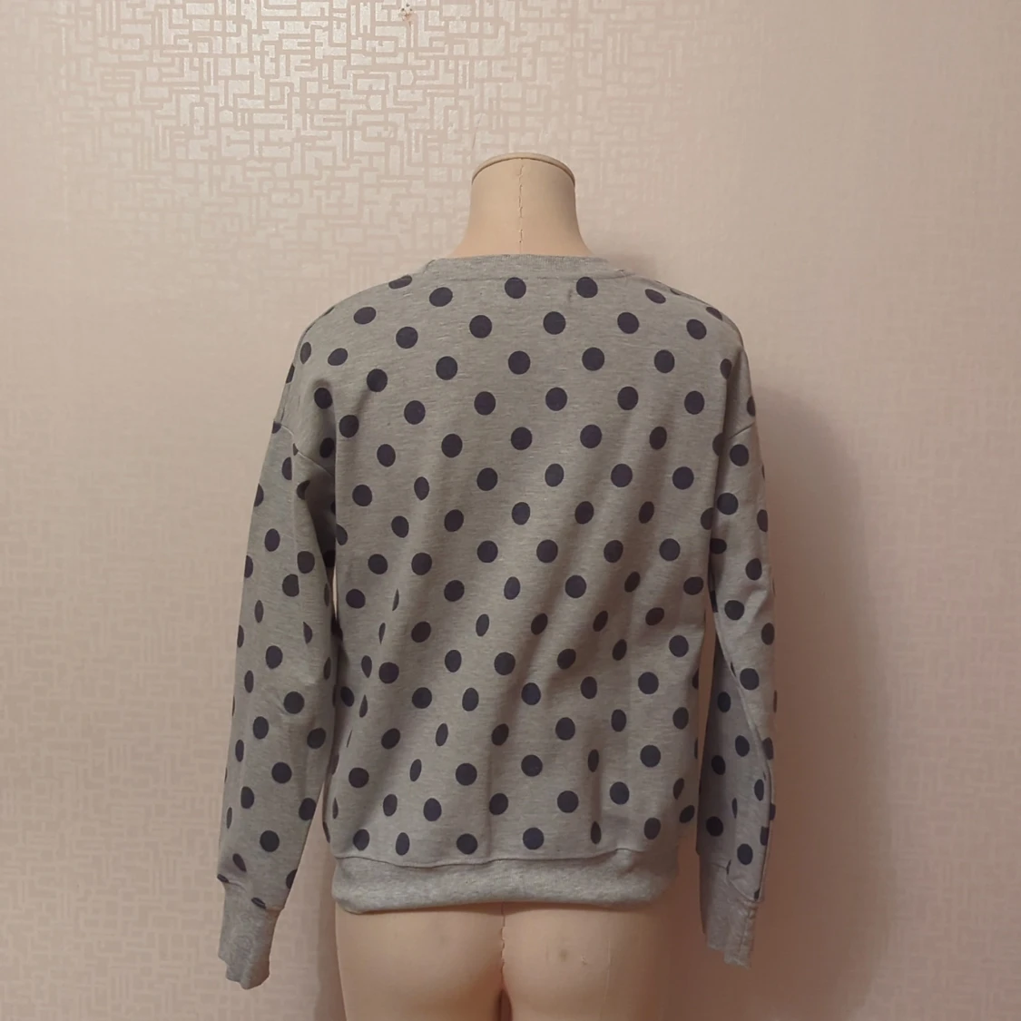 Grå prickig tröja med mönsterdetalj - 90