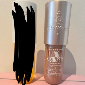 Sol de janeiro  - Säljer min jättefina body glow oil från sol de Janeiro eftersom lukten inte faller mig i smaken. Luktar som 62! Endast testad! Nypris ca 400kr