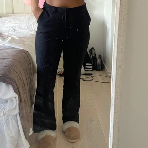 Svarta kostymbyxor  - Svarta kostymbyxor från Bikbok i storlek 42. Funkar för middag, vardagen samt festliga tillfällen. Gott skick! Älskade dessa men tyvärr passar de inte mig längre pågrund av viktnedgång. Intresserad? 