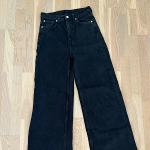 Svarta Loose Jeans- Ace Weekday - Svarta jeans från Weekday i modellen Ace. Högmidjade och loose passform i benen. Helt oanvända. Silverdetaljer😇🌟 Passar mig som är 162 i längd och normalt har storlek 34/36 byxor.