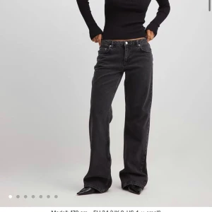NAKD JEANS - Dom snyggaste jeansen från nakd, lågmidjade och baggy. Storlek 38 då jag ville ha lite oversize. Nyskick då jag tyvärr inte får mycket användning av dom. Nypris: 699💘💘 säljer endast vid bra bud!!