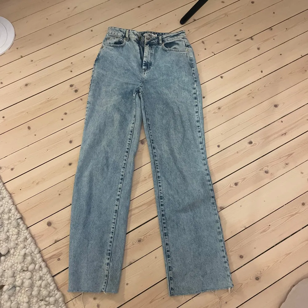 Jeansfärgade med slitningar längst ned. Jeans & Byxor.