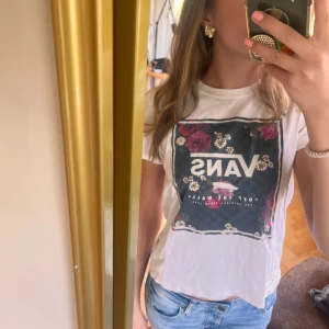Vans baby-tee - St.s Tröja med blommigt vans tryck 🌺 Använd typ två gånger, så i väldigt bra skick  🩷 