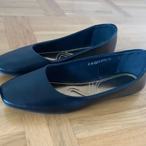 Ballerinaskor stl 41 - Snygga svarta ballerina skor  köpta på Din sko  oanvända 