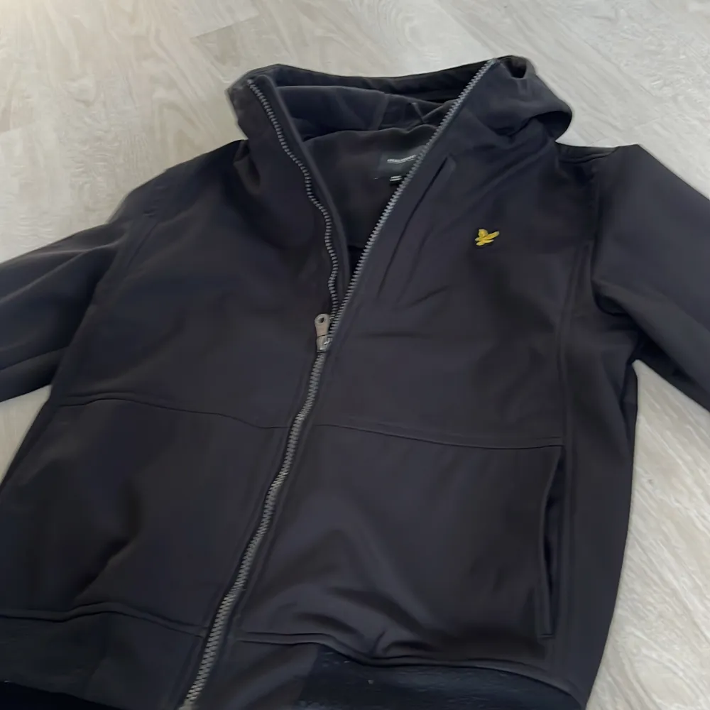 Säljer nu min fina lyle and scott jacka som blivit för liten. Storlek är 14-15 år men skulle säga att den passerar 165-175. Den har inga defekter och inte använd så mycket. Skick 10/10.🤩pris kan diskuteras💫. Om det är några frågor så skriv bara👑🔥. Jackor.