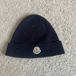 Moncler mössa  - Stilig mössa nu till vintern