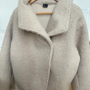 Soft boucle jacket från Gina Tricot  - Mysig höstjackan i stl S från Gina Tricot. Slutsåld. Nypris, 599kr. Aldrig använd.