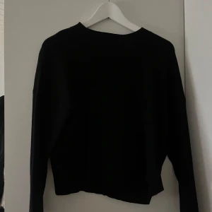 Svart tröja - Säljer denna helt vanliga svarta tröja från mango, tröjan är använd men i fint skick