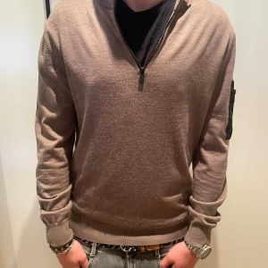 Snoot halv zip - En fet half zip från snoot! Storlek L herr modellen väger 70 kg och är 188. Skick 10 av 10, aldrig använd. Nypris 1799. Bara att skriva ifall ni har frågor!