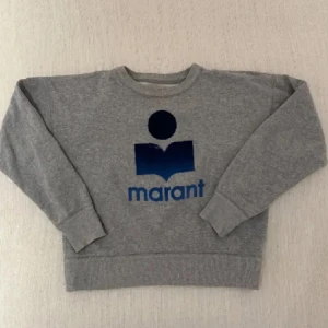 Isabel marant tröja  - Isabel marant tröja i stl 34 är som s Fint skick förutom liten nagg som försvunnit i tvätten Man tänker inte på det  Därav lägre pris 