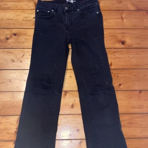 bootcut jeans - svarta bootcut jeans i storlek S och short i längden