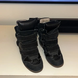 Isabel marant skor  - Säljer nu mina skit snygga isabel marant skor i en svart färg. Det är en metallbit som lossnat som ni ser på en av bilderna. Men det är inget man lägger märke till alls. Kom gärna privat om mer info💗  Kan gå med på ett byte mot något annat!! 