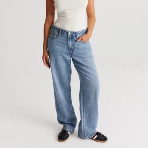 Baggy jeans - Baggy jeans med medelhög midja, Lite ljusare blå i verkligheten, Stl 32 men passar även 34  Små slitage vid hälarna (se bilder) men inget man tänker på alls när de sitter på.  Ca 5-8cm för långa på mig som är 160cm lång!