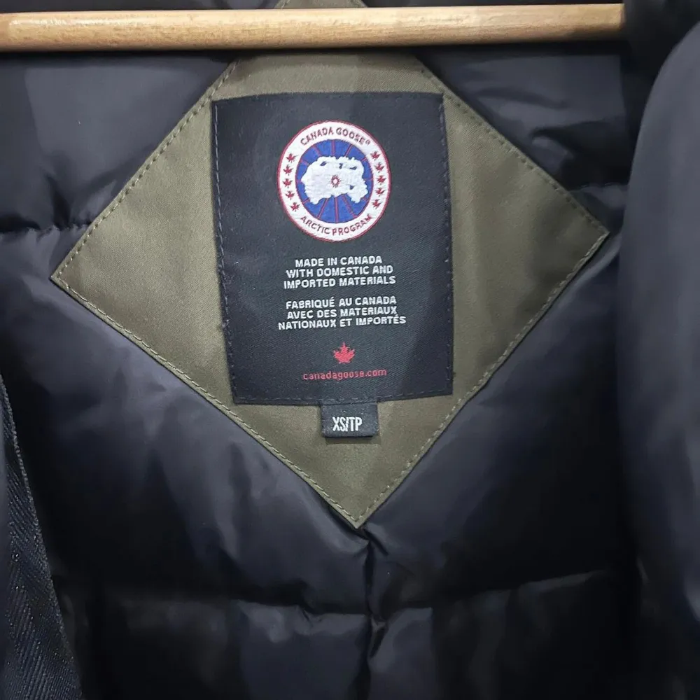 Äkta Canada Goose jacka i nyskick köpt på Thernlunds, använd endast två gånger.  Passade ej på mig, pga fel storlek.  Vid snabb köp går att diskutera pris!. Jackor.