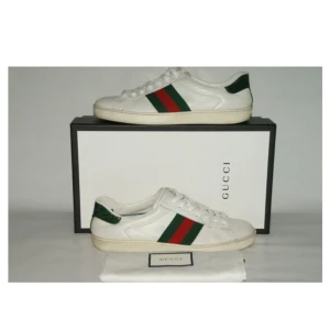 Gucci Ace Sneakers (Grön) - Gucci Ace Sneakers (Grön) | Mycket fint skick | Sitter som en halv storlek större | Nypris: 7000kr | Medföljer: Original Box, Dust Bags samt Kort | Spårbar frakt via Postnord / Instabox, köparen betalar frakten |Tveka inte att höra av dig vid frågor📩