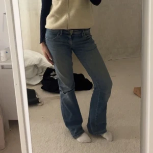 Lågmidjade jeans🔥 - As snygga lowwaist jeans från Armani❤️‍🔥 Midjemått: 38 rakt över Innerbenslängd: 80 Kan tänka mig att gå ner i pris vid snabb affär!🌟🙌 Klicka gärna på köp nu💸🔥