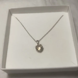 Caroline svedbom halsband - Säljer detta då det aldrig använts. Nyskick. Nypris 395 kr