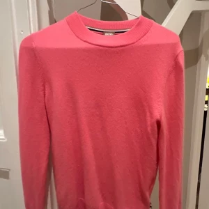 Hugo Boss Cashmere tröja - Säljer min fina Cashmere tröja från Hugo Boss💕🥰Säljer då den inte används längre. Köpte tröjan för 2700 kr och säljer för 900kr💙tröjan är i storlek S