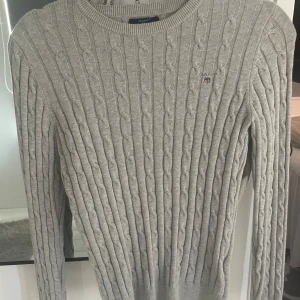 Gant grå tjocktröja  - Mycket bra skick använd ett fåtal gånger. Köpt för 800kr, ops! Köparen står för frakten 