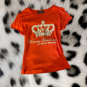 Victoria beckham t-shirt❤️ - Super söt victoria beckham t-shirt som är röd❤️den är storlek L men sitter ändå bra på mig som vanligtvis är storlek S eller XS