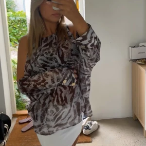 Tröja  - Säljer denna ur snygga toppen/blusen, hör av er om ni har några frågor.