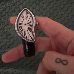 Salvador Dali inspirerad ’Crash’klocka - Quartzverk, nytt batteri & toppskick.   Nypris 2000:-