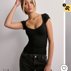 Svart tight topp - Säljer en snygg svart topp som är perfekt för både vardag och fest. Strl xxs men mer som en xs. Helt slutsåld i den storleken. EJ BYTE, endast köp 