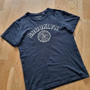 Ralph lauren T shirt - Riktigt stil ren Ralph lauren t shirt med unikt tryck. Storlek S . Vid frågor och funderingar skicka iväg ett pm🙌