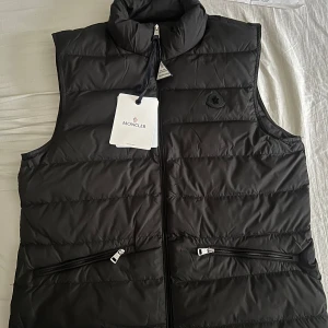 Moncler Lechtal väst - Helt ny! Storlek L, passar dock M!   Finns i Göteborg!