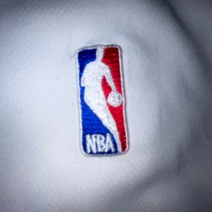 NBA Linne - Ett snyggt Adidas\NBA linne som passar för idrott, speciellt basket. Eller så kan man styla den och ha på den ute med vänner eller ha den hemma. Allt funkar😁 Materialet och skicket på linnet är bra.  | {Pris kan diskuteras}