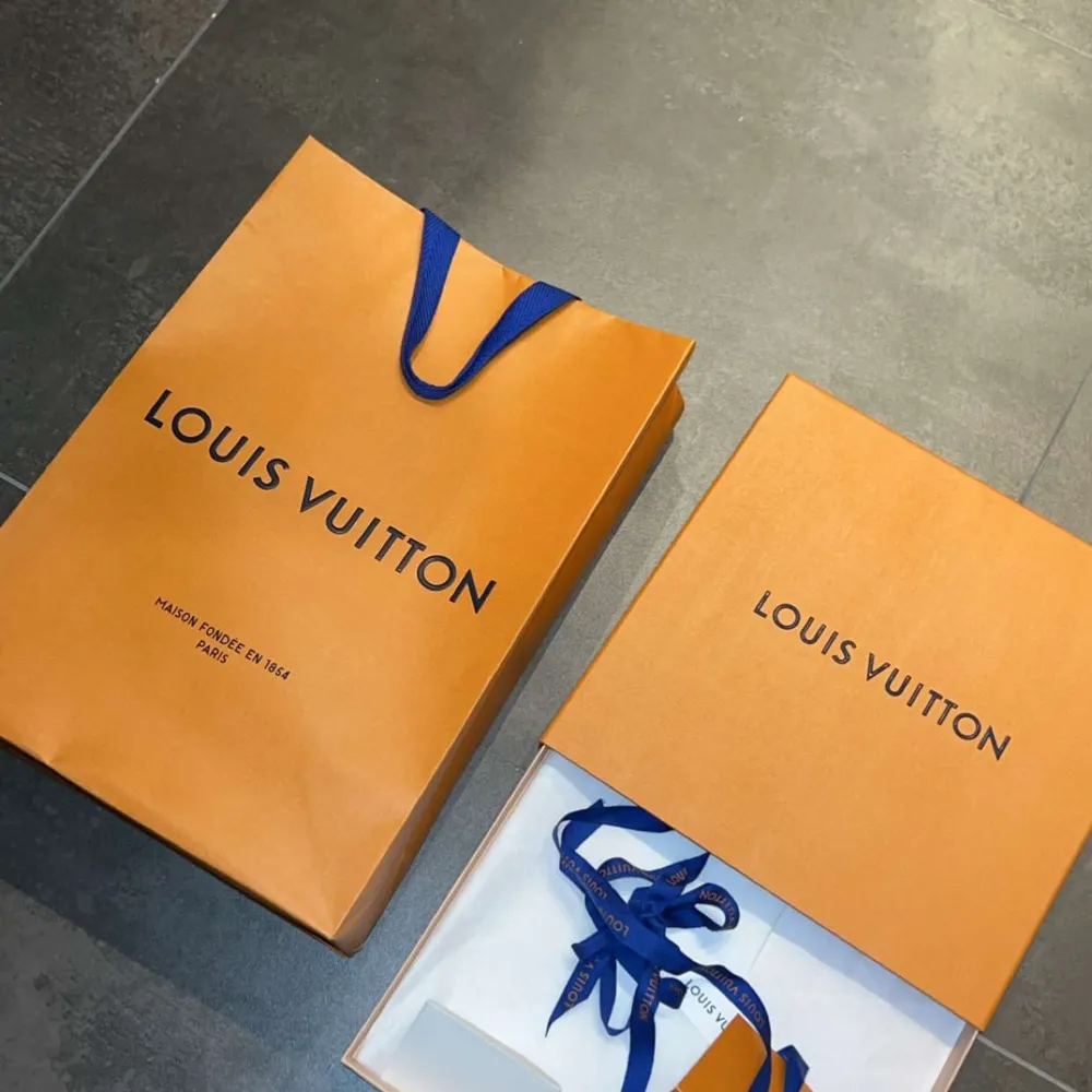 En Louis Vuitton mössa i nyskick, endast använd ett fåtal gånger. Nypriset   ligger på 3 850kr, priset jag säljer den för kan diskuteras vid ett snabbt köp. Box och kvitto medföljer självklart ‼️‼️. Accessoarer.