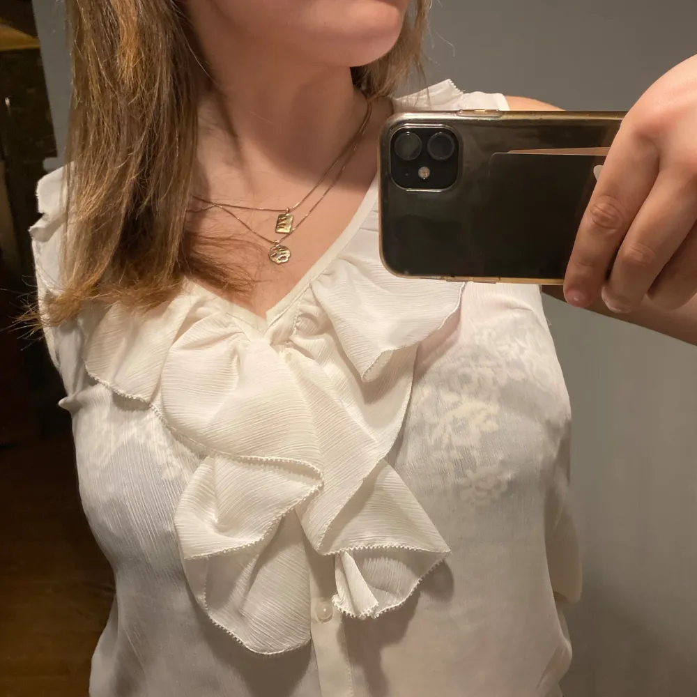 JĂ€tte fin volang blus i tunt materialđ. Puserot.